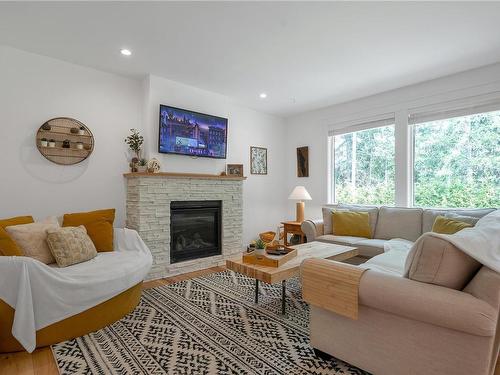 782 Salal St, Campbell River, BC - Indoor Photo Showing Living Room With Fireplace