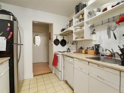 105-1518 Pandora Ave, Victoria, BC - Indoor Photo Showing Kitchen