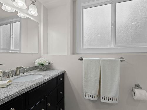 241 Hollyburn Drive, Kamloops, BC - Indoor Photo Showing Bathroom