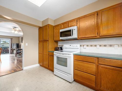 211-825 Hill Street, Ashcroft, BC - Indoor Photo Showing Kitchen