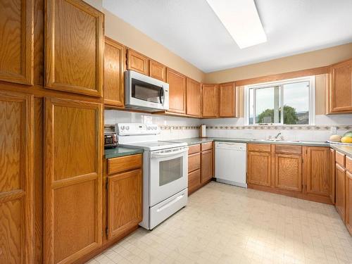 211-825 Hill Street, Ashcroft, BC - Indoor Photo Showing Kitchen