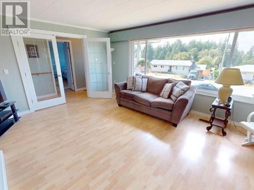 4594 Fernwood Ave, Powell River, BC - Indoor Photo Showing Living Room