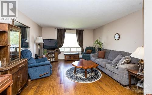 212 Nelson Street E, Carleton Place, ON - Indoor Photo Showing Living Room