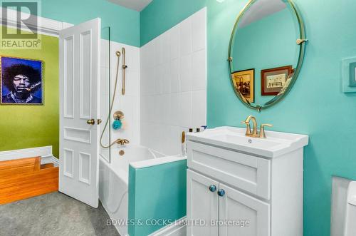 572 Charlotte Street, Peterborough, ON - Indoor Photo Showing Bathroom