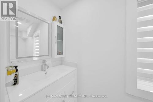 759 Essa Road, Barrie, ON -  Photo Showing Bathroom