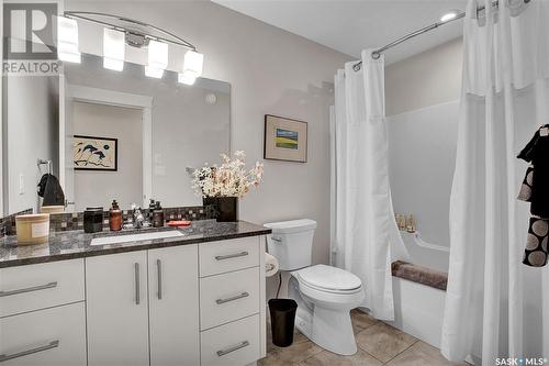 1515 Munroe Avenue S, Saskatoon, SK - Indoor Photo Showing Bathroom