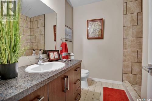 1515 Munroe Avenue S, Saskatoon, SK - Indoor Photo Showing Bathroom