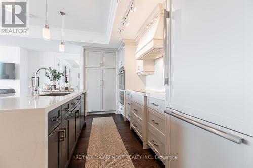 1401 - 2060 Lakeshore Road, Burlington, ON - Indoor Photo Showing Kitchen With Upgraded Kitchen