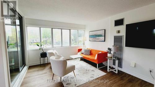 211 - 1300 Mississauga Vly Boulevard, Mississauga, ON - Indoor Photo Showing Living Room