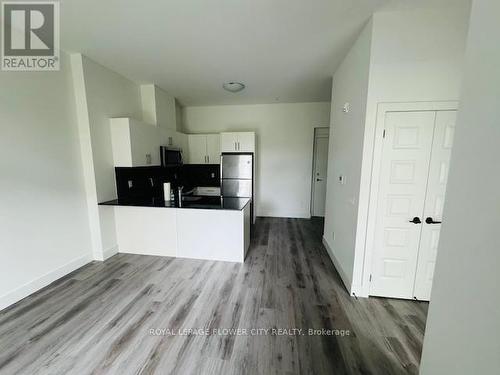 108 - 103 Roger Street E, Waterloo, ON - Indoor Photo Showing Kitchen