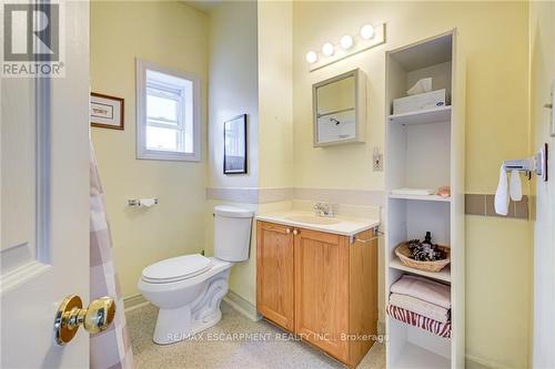 51 Tisdale Street N, Hamilton, ON - Indoor Photo Showing Bathroom