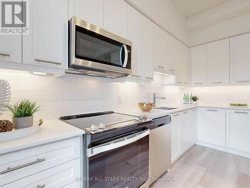 30 Andres Common, Grimsby, ON - Indoor Photo Showing Kitchen With Upgraded Kitchen