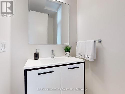 30 Andres Common, Grimsby, ON - Indoor Photo Showing Bathroom