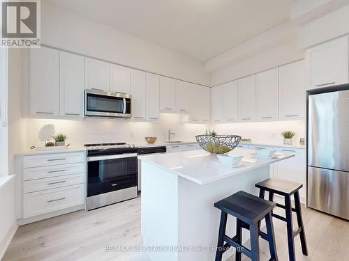 30 Andres Common, Grimsby, ON - Indoor Photo Showing Kitchen With Stainless Steel Kitchen With Upgraded Kitchen