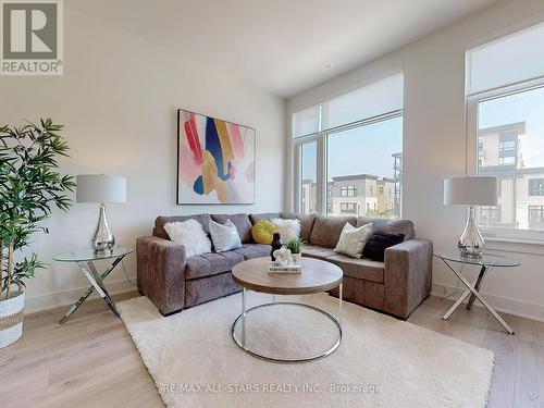 30 Andres Common, Grimsby, ON - Indoor Photo Showing Living Room