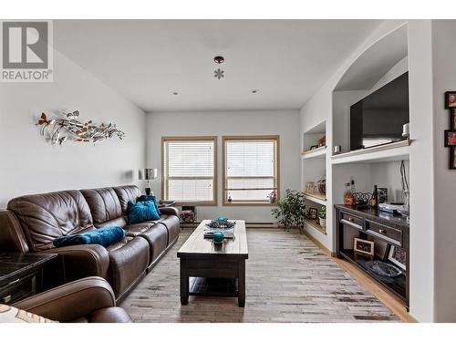 836 Patterson Avenue, Kelowna, BC - Indoor Photo Showing Living Room
