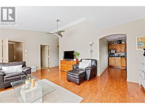 836 Patterson Avenue, Kelowna, BC - Indoor Photo Showing Living Room