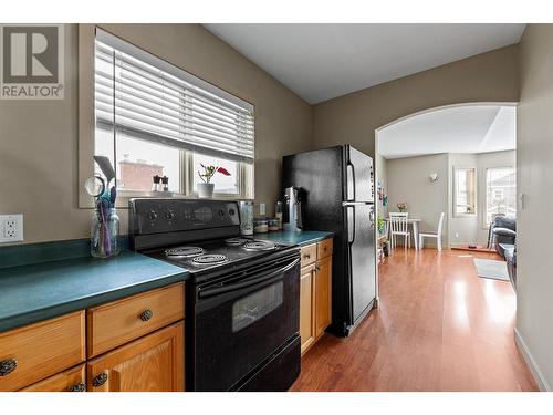 836 Patterson Avenue, Kelowna, BC - Indoor Photo Showing Kitchen