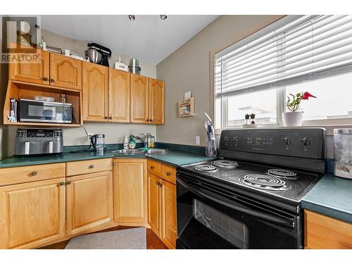 836 Patterson Avenue, Kelowna, BC - Indoor Photo Showing Kitchen