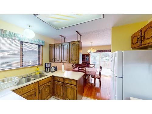 2401 2Nd Street N, Cranbrook, BC - Indoor Photo Showing Kitchen With Double Sink