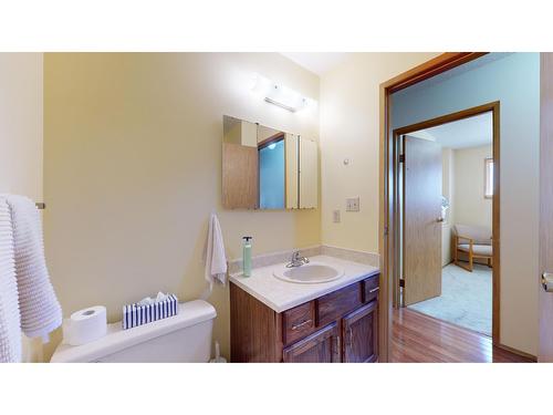 2401 2Nd Street N, Cranbrook, BC - Indoor Photo Showing Bathroom