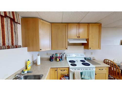 2401 2Nd Street N, Cranbrook, BC - Indoor Photo Showing Kitchen