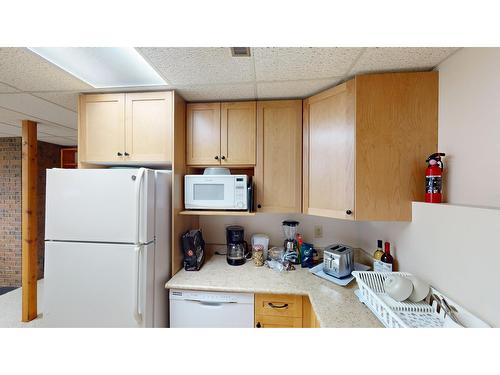 2401 2Nd Street N, Cranbrook, BC - Indoor Photo Showing Kitchen