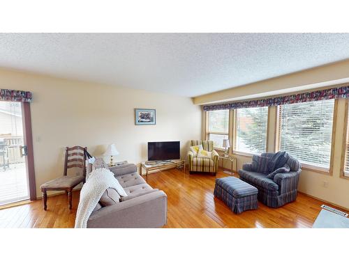 2401 2Nd Street N, Cranbrook, BC - Indoor Photo Showing Living Room