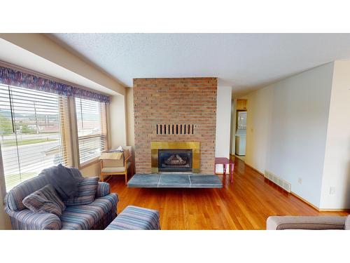 2401 2Nd Street N, Cranbrook, BC - Indoor Photo Showing Living Room With Fireplace