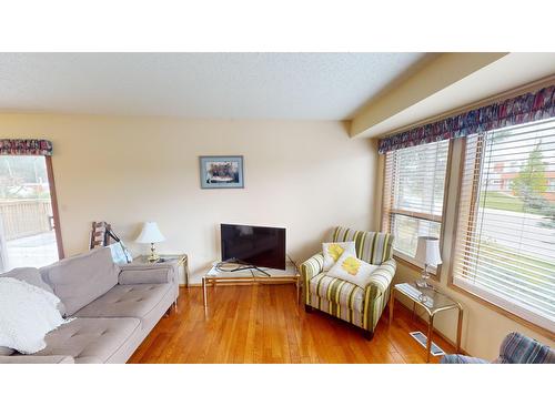 2401 2Nd Street N, Cranbrook, BC - Indoor Photo Showing Living Room