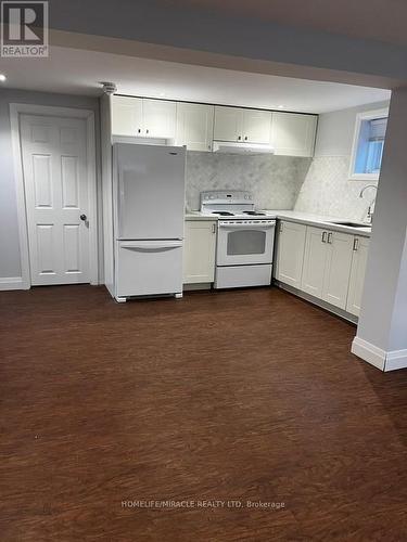 2270 Bostock Crescent, Mississauga, ON - Indoor Photo Showing Kitchen