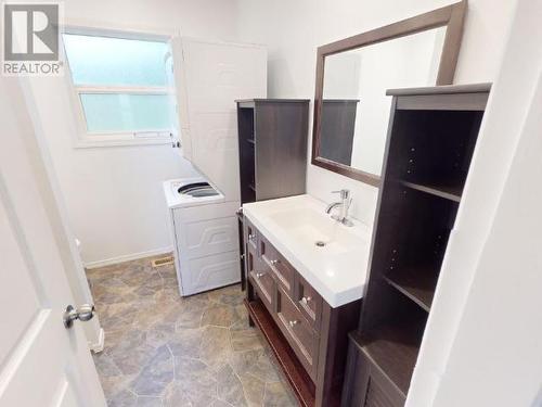 4172 Manson Ave, Powell River, BC - Indoor Photo Showing Laundry Room