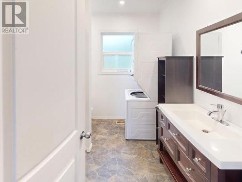 4172 Manson Ave, Powell River, BC - Indoor Photo Showing Laundry Room