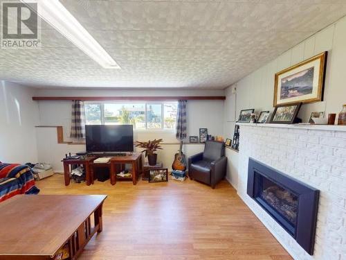 4172 Manson Ave, Powell River, BC - Indoor Photo Showing Living Room With Fireplace