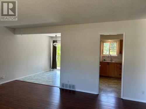 4172 Manson Ave, Powell River, BC - Indoor Photo Showing Living Room With Fireplace