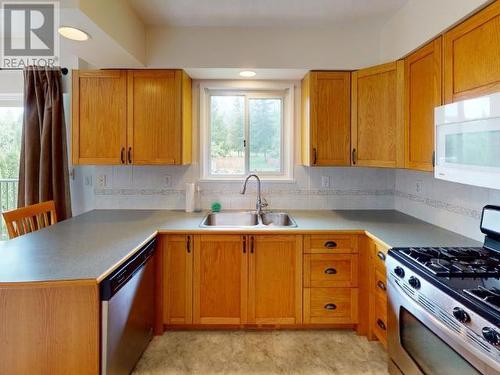 4172 Manson Ave, Powell River, BC - Indoor Photo Showing Kitchen With Double Sink