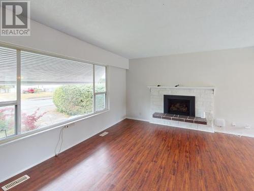 4172 Manson Ave, Powell River, BC - Indoor Photo Showing Living Room With Fireplace