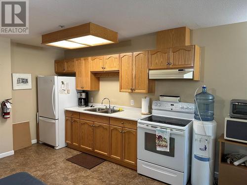 1445 Halifax Street Unit# 309, Penticton, BC - Indoor Photo Showing Kitchen With Double Sink