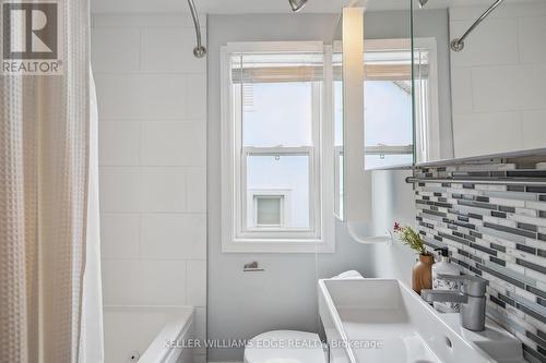 135 Edgemont Street S, Hamilton, ON - Indoor Photo Showing Bathroom