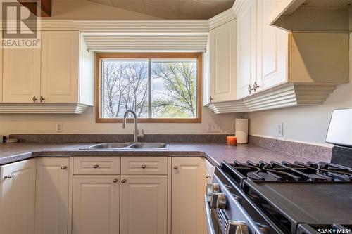 464 6Th Street E, Regina Beach, SK - Indoor Photo Showing Kitchen With Double Sink