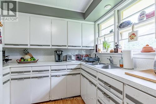 578 Westmount Drive, London, ON - Indoor Photo Showing Kitchen With Double Sink