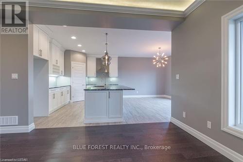 33 Woodland Walk, Southwold, ON - Indoor Photo Showing Kitchen