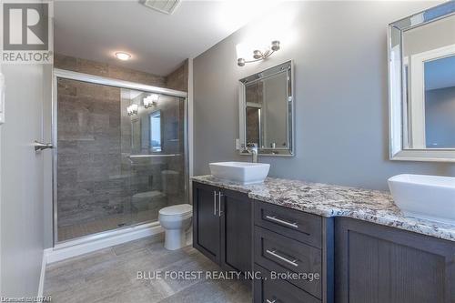 33 Woodland Walk, Southwold, ON - Indoor Photo Showing Bathroom