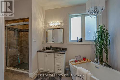 1 Royal Crescent, Southwold (Talbotville), ON - Indoor Photo Showing Bathroom