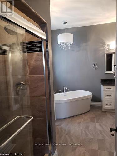 17 Royal Crescent, Southwold (Talbotville), ON - Indoor Photo Showing Bathroom