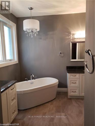 17 Royal Crescent, Southwold (Talbotville), ON - Indoor Photo Showing Bathroom