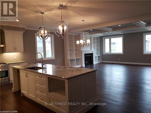 17 Royal Crescent, Southwold (Talbotville), ON - Indoor Photo Showing Kitchen With Double Sink