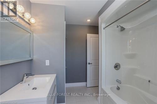 49 Woodland Walk, Southwold (Talbotville), ON - Indoor Photo Showing Bathroom