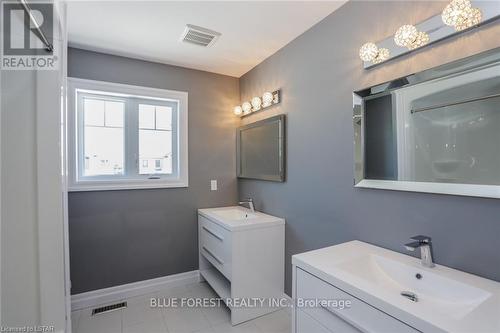 49 Woodland Walk, Southwold (Talbotville), ON - Indoor Photo Showing Bathroom