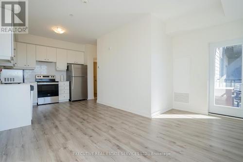 322 - 251 Northfield Drive E, Waterloo, ON - Indoor Photo Showing Kitchen